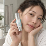 Needle Serum AZ şişesini elinde tutan model