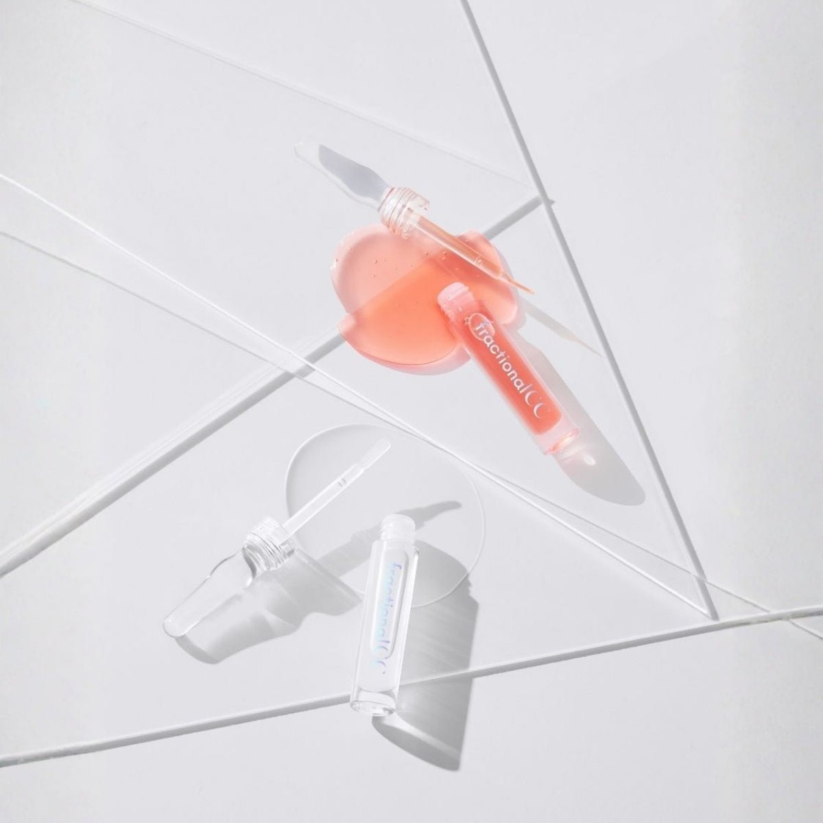 PDRN Shot Lip Plumper ve Lip Essence ürünleri beyaz zeminde doku örnekleriyle birlikte
